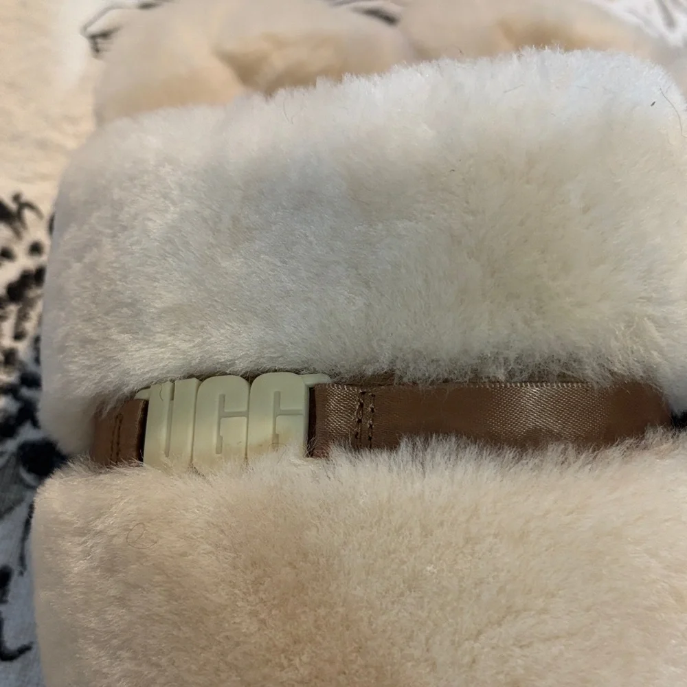 Size 9, never worn UGG Plush Slippers - Picture 5 of 6